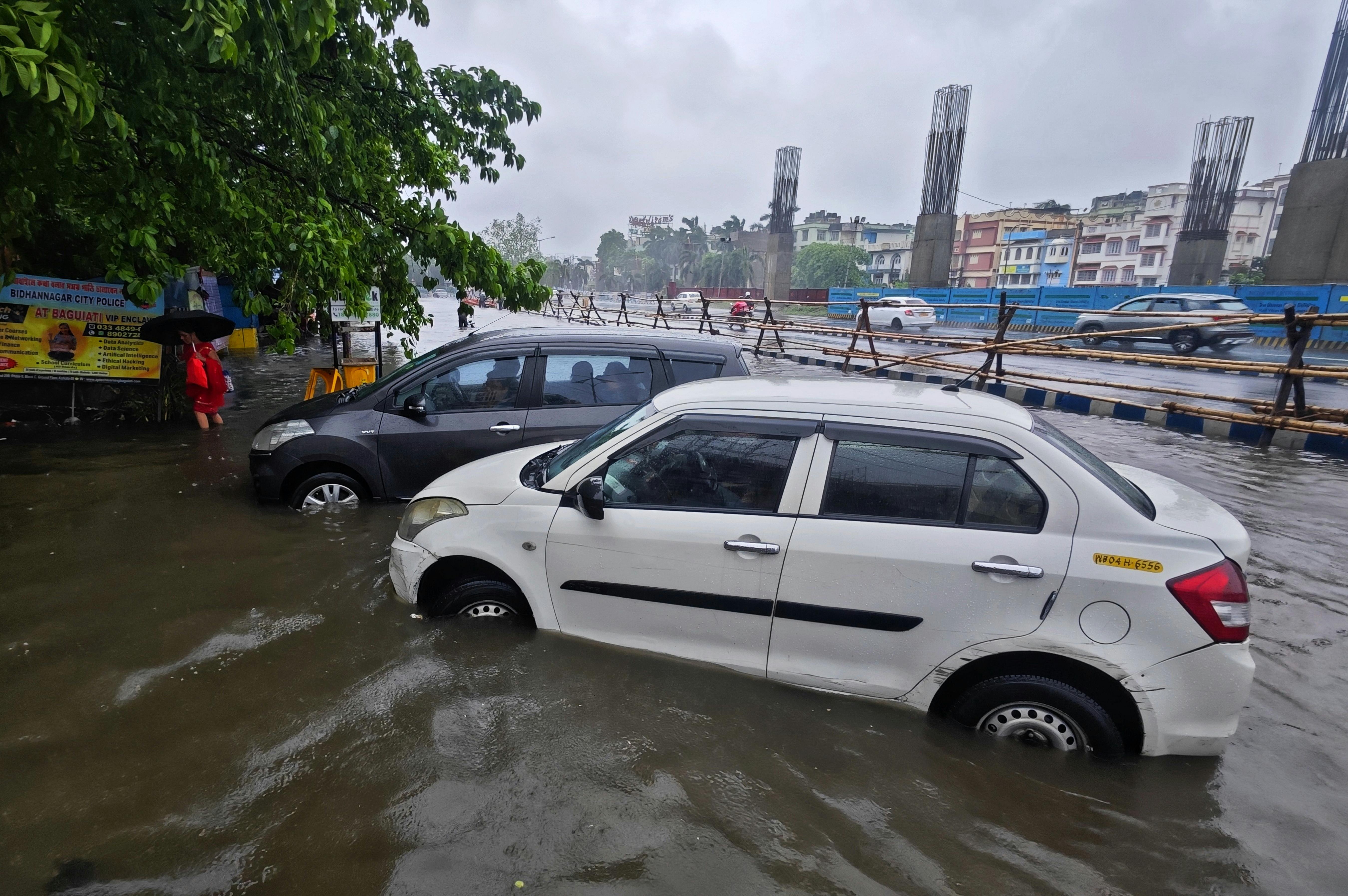 Apa yang Harus Dilakukan Jika Mobil Anda Terkena Banjir? Panduan Lengkap untuk Menyelamatkan Kendaraan