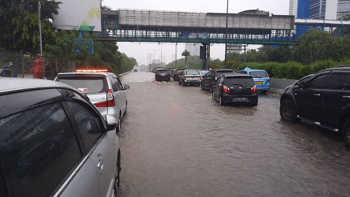 Jangan Remehkan Genangan Air di Jalan Karena Risikonya Besar, Ini Tips Cara Melewatinya dengan Aman