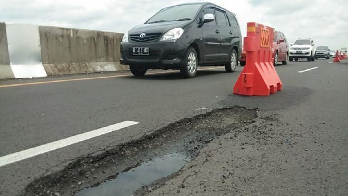 Tips Melewati Jalan Rusak dan Berlubang di Jalan Tol, Tidak Bisa Asal Pindah Lajur
