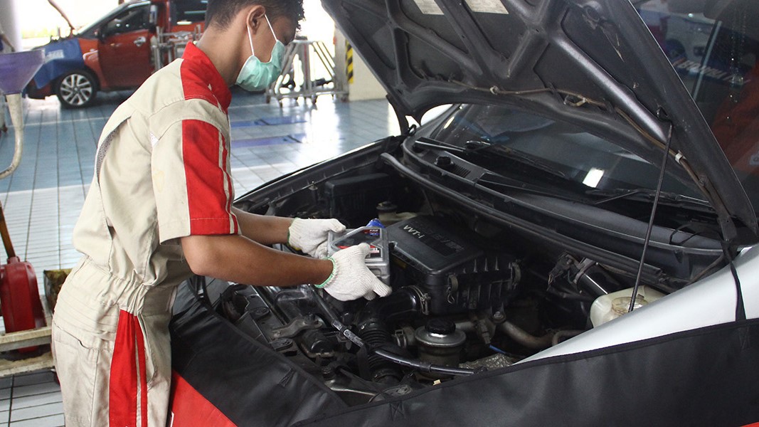 Waspada Oli Mesin Palsu, Pahami Kerugiannya dan Cara Kenali Oli Palsu, Solusinya Ganti Oli Mesin di Bengkel Resmi Toyota