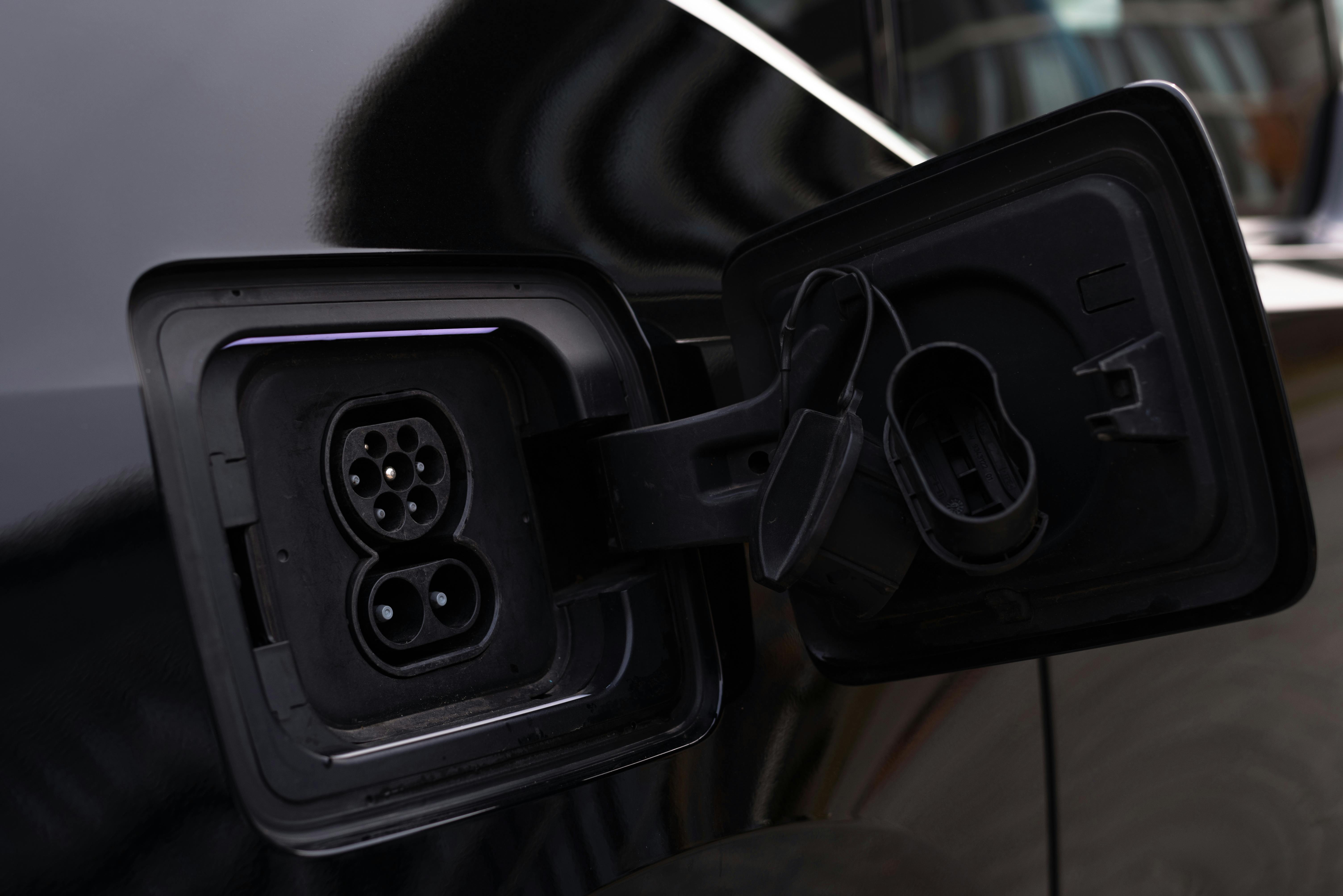 Mobil Hybrid dengan Akselerasi Cepat, Performa dan Efisiensi
