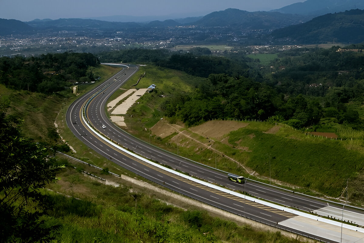 Tips Mengemudi Aman di Jalan Tol untuk Perjalanan Nyaman