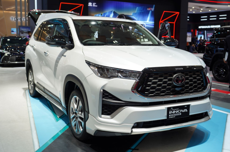 Membandingkan Performa dan Efisiensi antara Mobil Hybrid dan Mobil Listrik