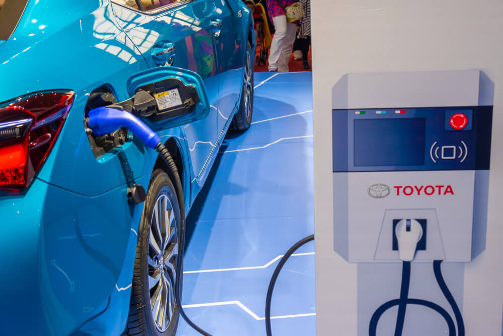 Benarkah Mobil Hybrid Butuh Charger? Ini Penjelasan Lengkapnya untuk Kamu