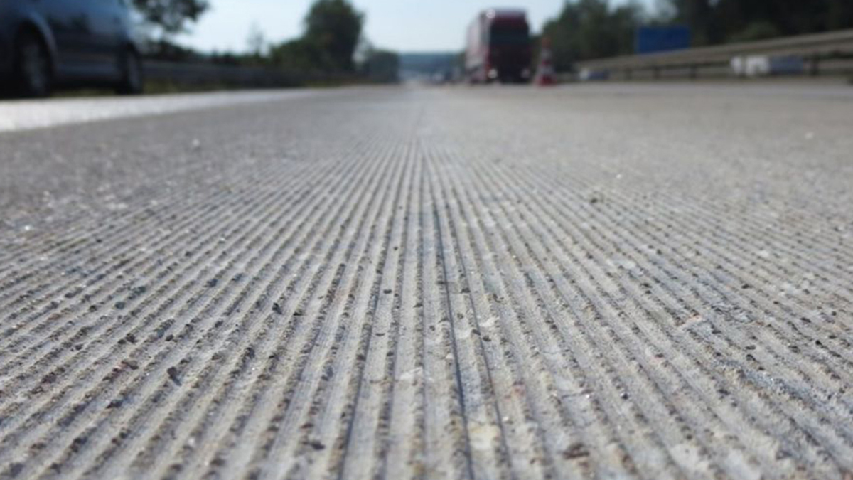 Benarkah Jalan Beton Bikin Telapak Ban Mobil Lebih Cepat Aus? Begini Penjelasannya