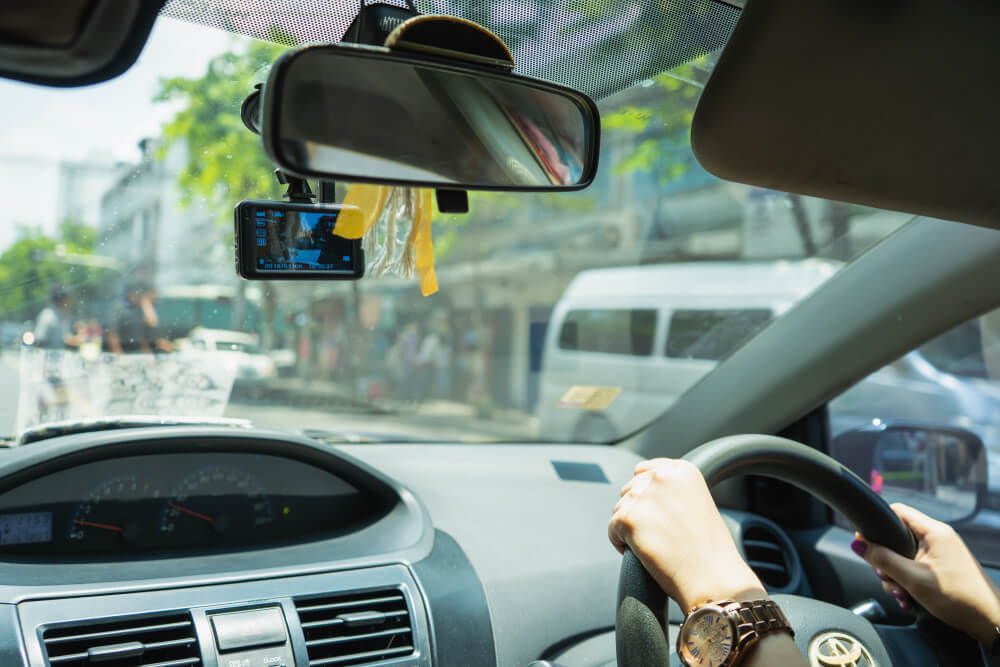 Pentingnya Memasang Dashcam Mobil untuk Keamanan saat Berkendara