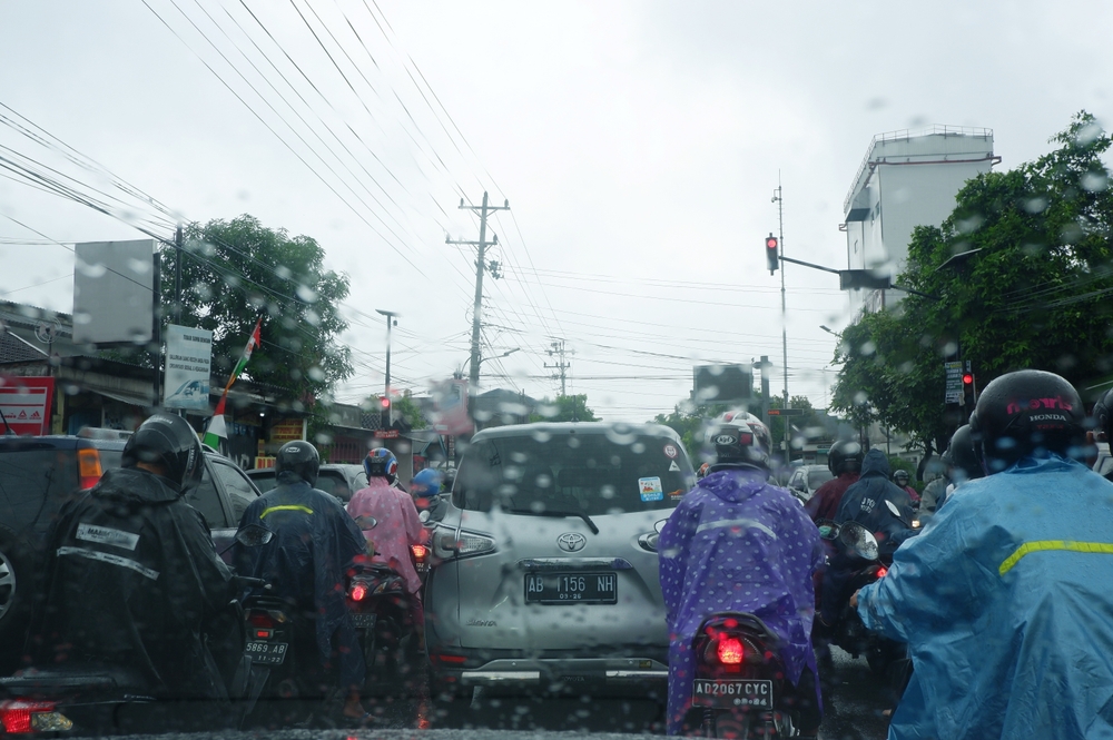 Wajib Punya Saat Musim Hujan, Ini Daftar Perlengkapan Darurat dalam Mobil