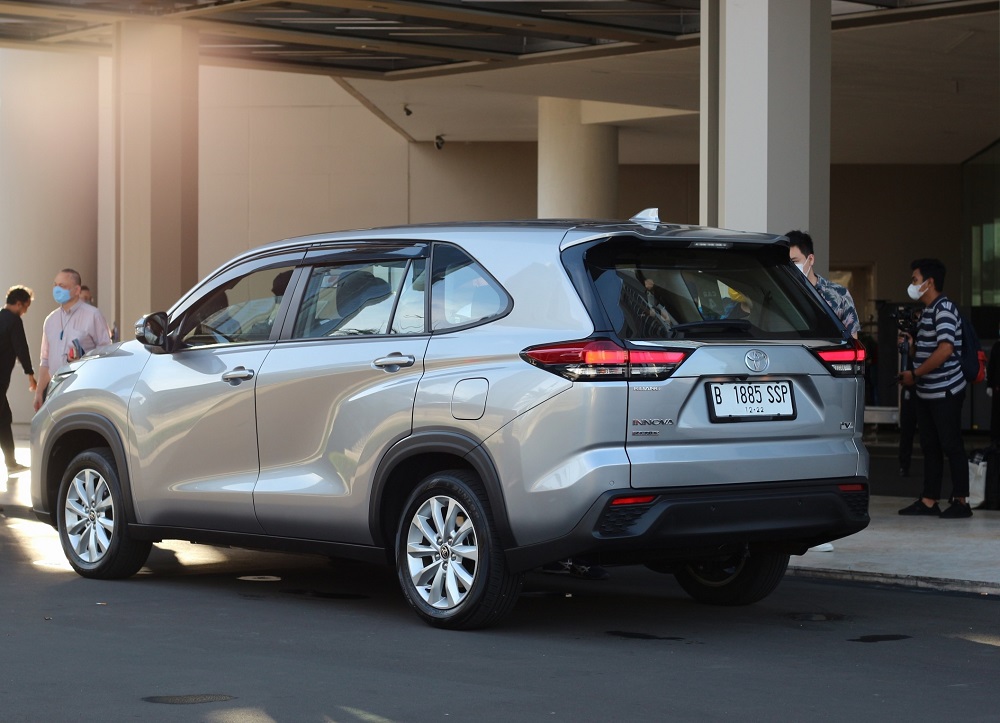 Membedah Efisiensi Mobil Hybrid vs Listrik untuk Penggunaan Harian di Kota