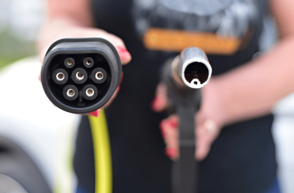 Menghitung Konsumsi Energi untuk Menentukan Mana Lebih Hemat antara Mobil Listrik dan Hybrid