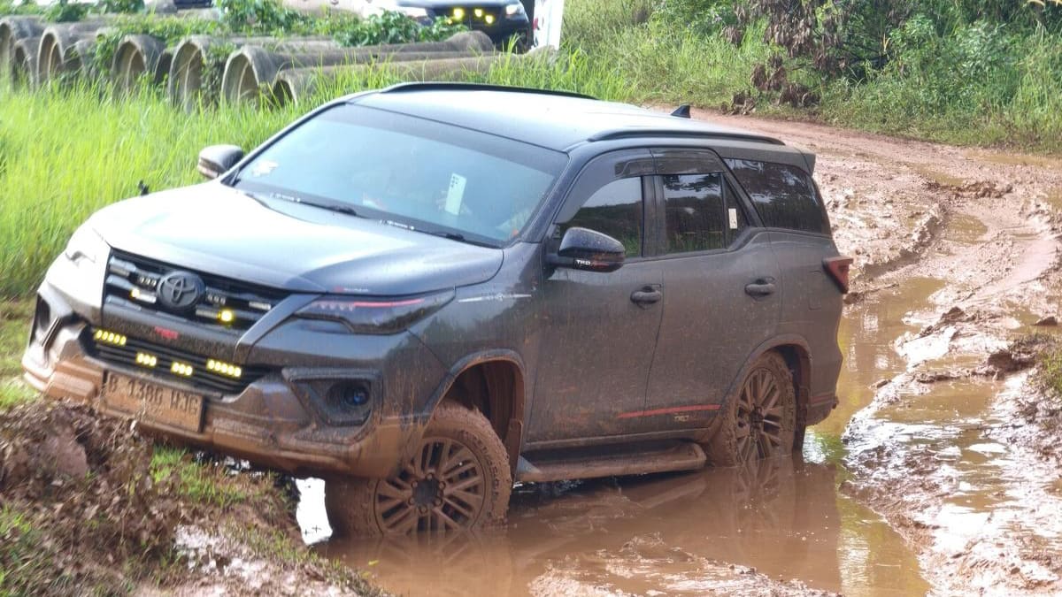 Komunitas ID42NER Rayakan Hari Jadi ke-18, Rasakan Langsung Ketangguhan New Fortuner di Lintasan Off Road dan Tanam Bibit Pohon Sebagai Bentuk Peduli Lingkungan