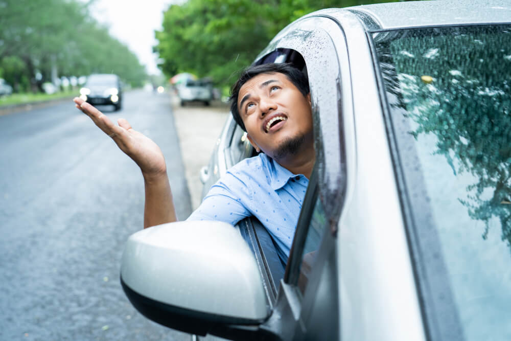 Agar Selamat Sampai Tujuan, Simak Tips Berkendara Saat Hujan Menggunakan Mobil