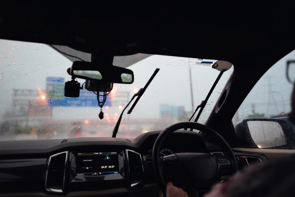 Tetap Aman di Jalan Saat Cuaca Ekstrem Berkat Tips Berkendara Saat Hujan