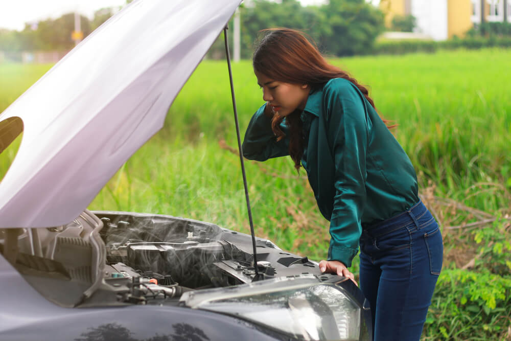 Jangan Panik Saat Macet, Begini Cara Mengatasi Overheat Mesin Mobil di Tengah Jalan