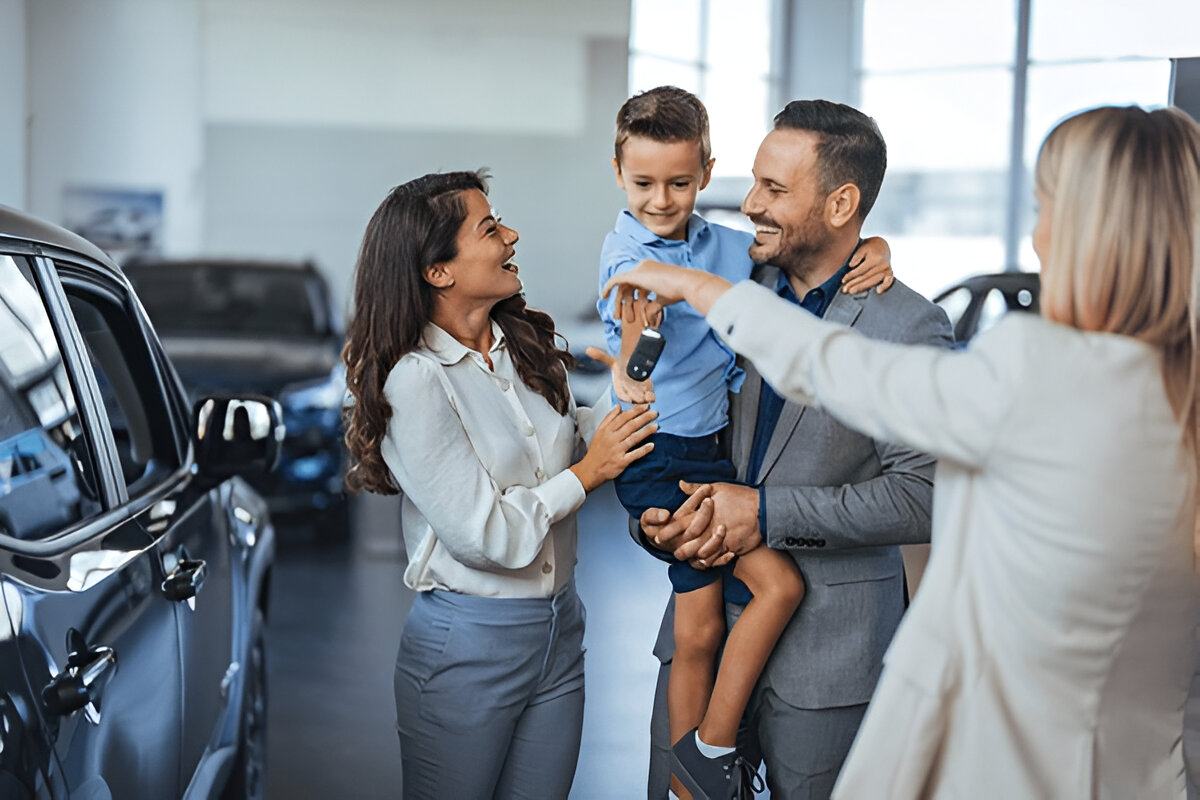 Tips Memilih Antara Mobil Listrik atau Hybrid untuk Keluarga Kecil