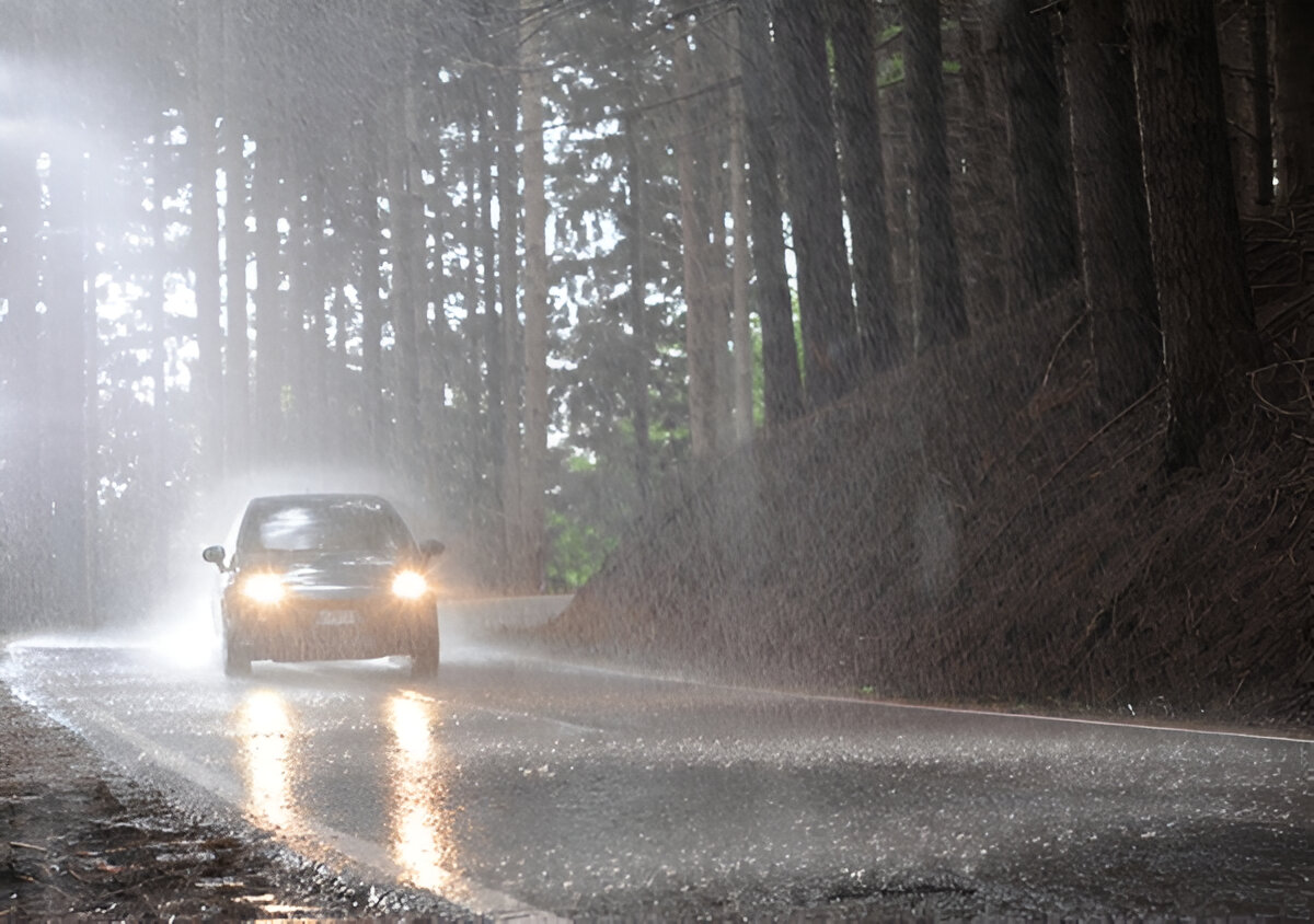 Waspadai Cuaca dan Terapkan Tips Road Trip Saat Hujan Menggunakan Mobil