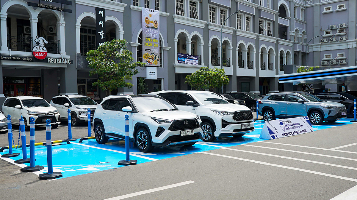 Sebab Mobil Hybrid Toyota Paling Relevan Saat Ini, Dapat Fasilitas Parkir Gratis di Beberapa Mal Bergengsi