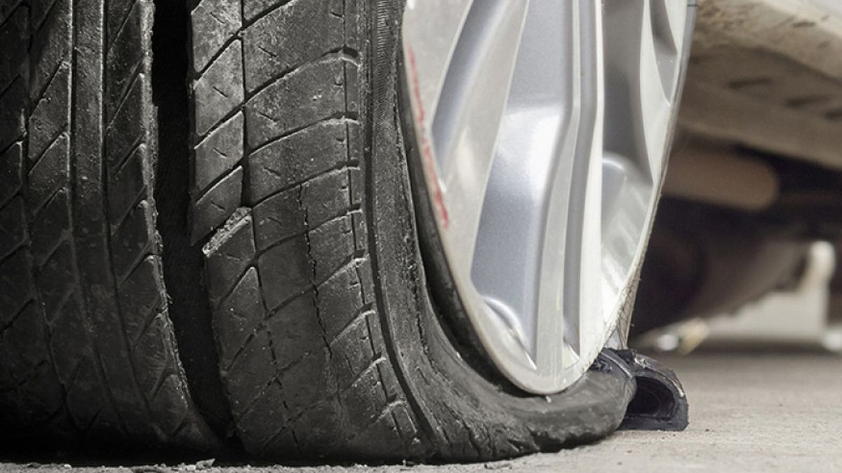 Bahaya Kecelakaan Mobil Akibat Ban Pecah, Pastikan Tekanan Ban Tidak Kurang dan Tidak Berlebih