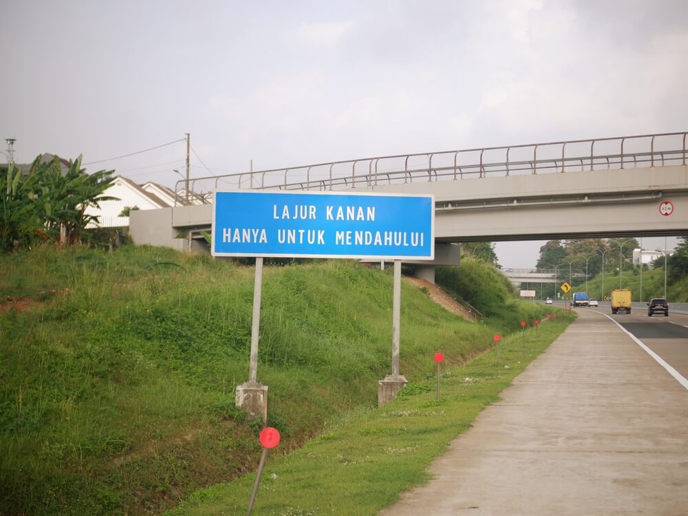 Rambu-Rambu Lalu Lintas dan Artinya untuk Pengendara Mobil Pemula